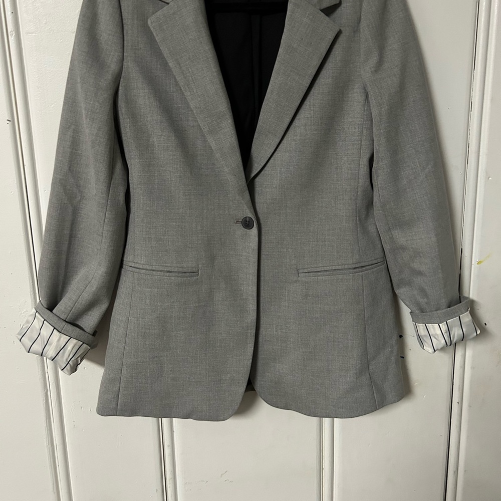 GAP Women’s gray blazer size 4 Tall. Sleeves lined with navy stripe.